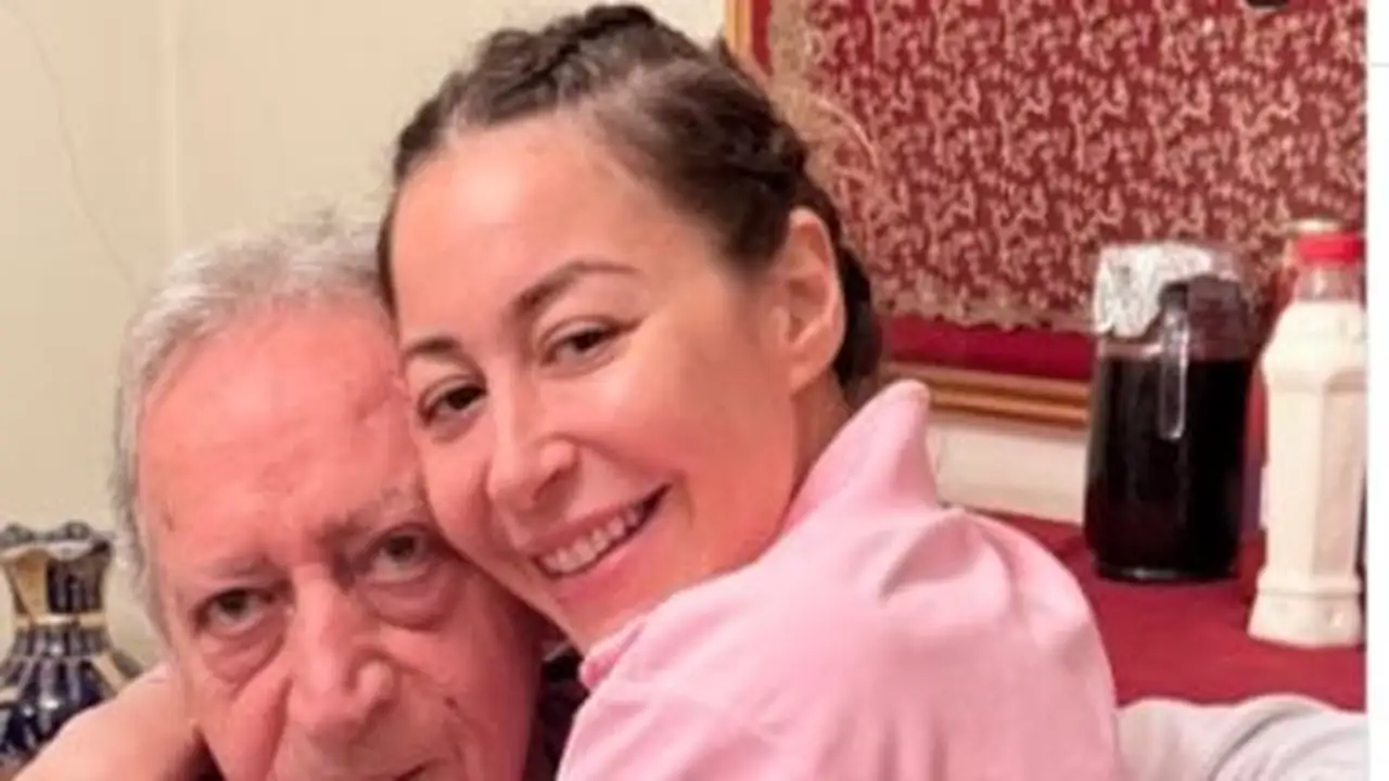 كلمات مؤثرة.. منة شلبي تستعيد ذكرياتها مع والدها الراحل في منشورهما الخاص